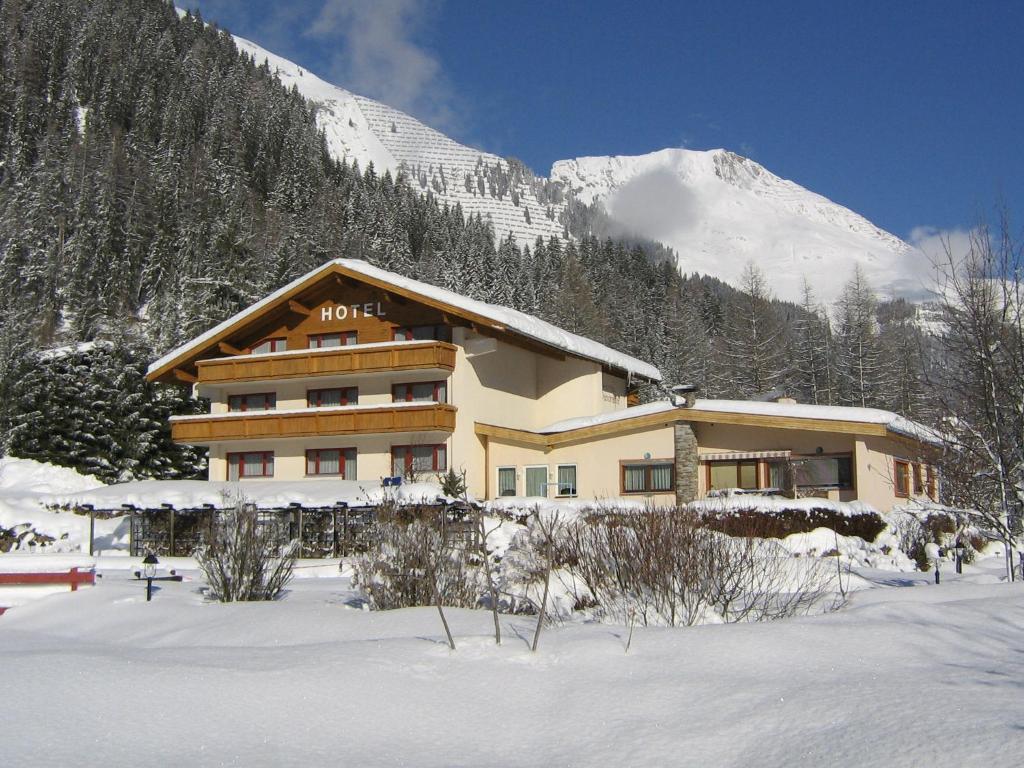 Hotel Panorama Elbigenalp Exterior photo